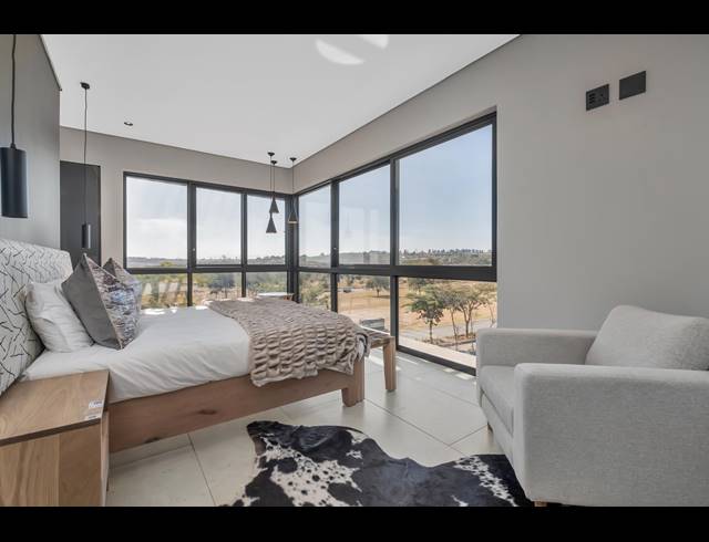 5 BEDROOM HOUSE FOR SALE IN HELDERFONTEIN ESTATE